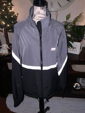 Running Room Jacket Sz L Unisex
